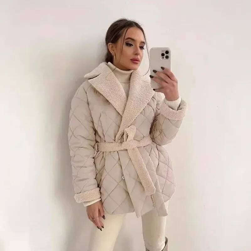 Street Fashion Fall 2025 - Elegante gewatteerde jas met imitatiebontvoering voor